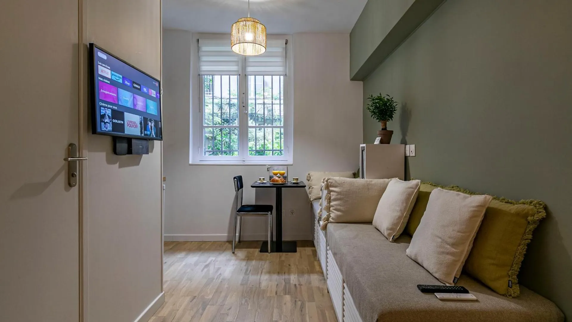 Design And Quiet Studio On Wooded Courtyard ! Paris Apartment