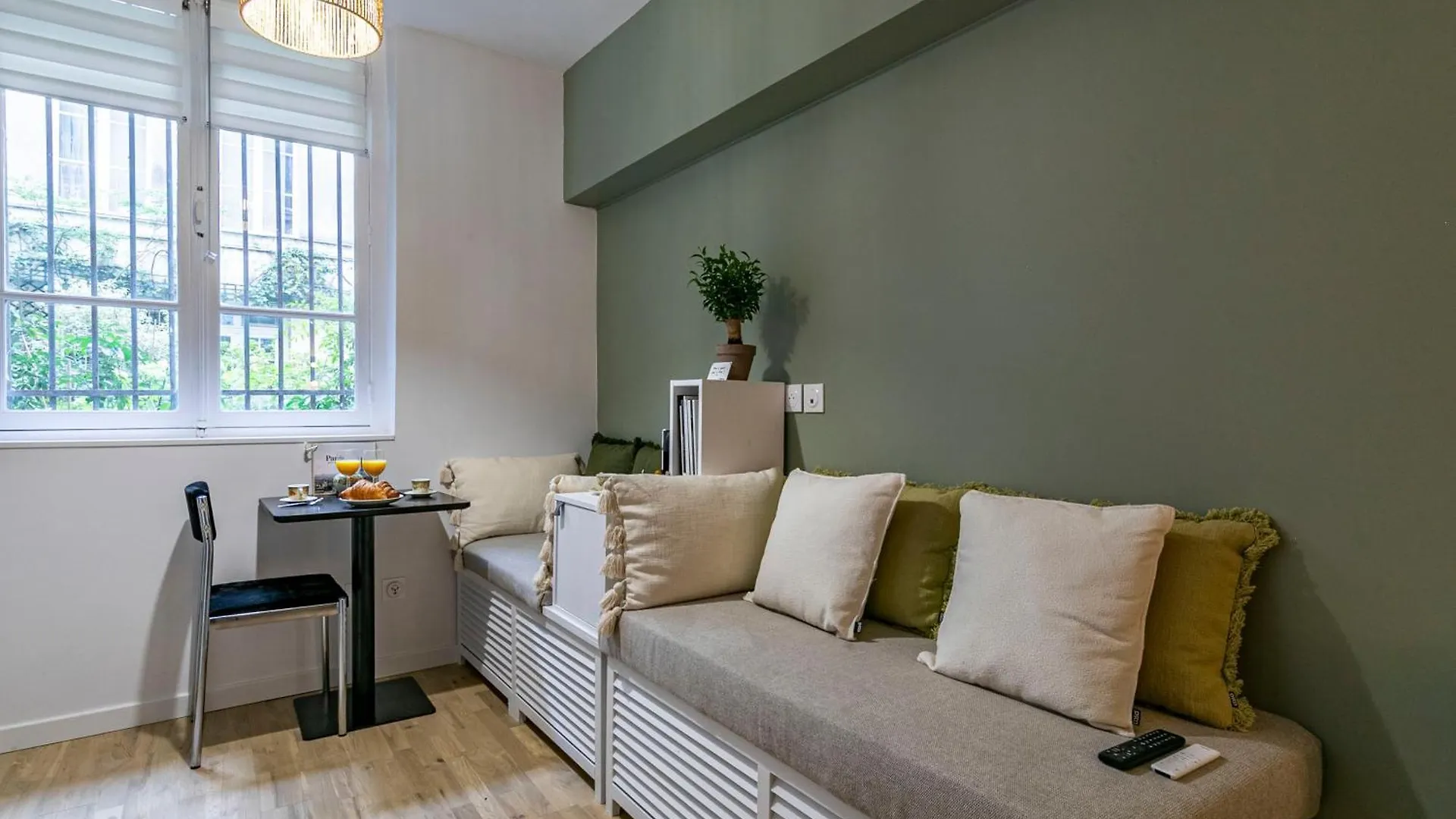 Design And Quiet Studio On Wooded Courtyard ! contacts