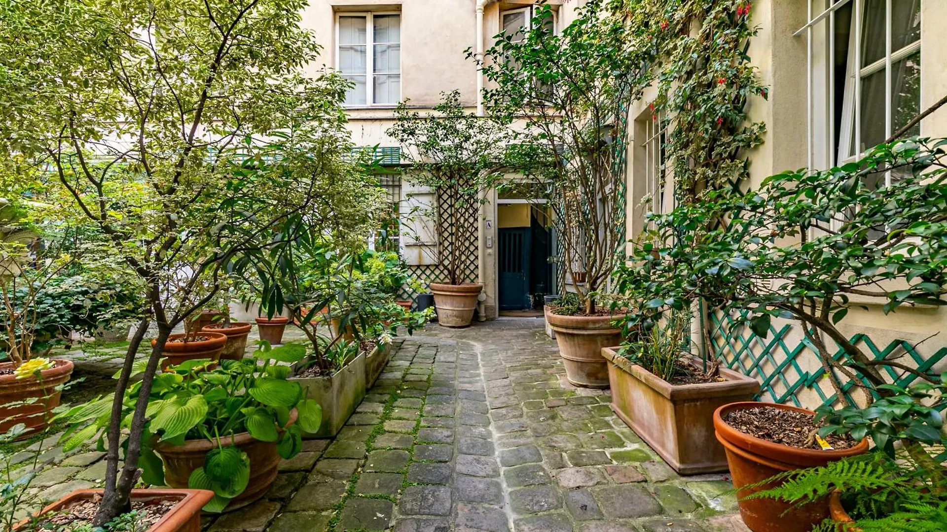 Apartment Design And Quiet Studio On Wooded Courtyard ! Paris France