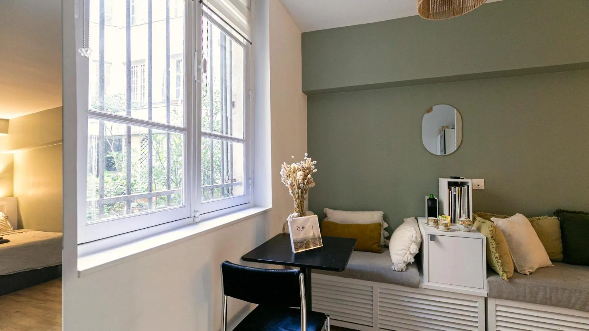 Design And Quiet Studio On Wooded Courtyard ! Paris Apartment